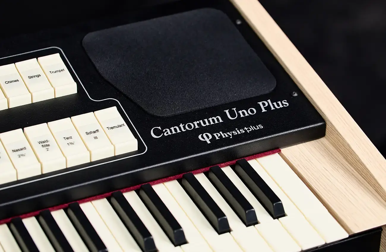 Cantorum uno plus keyboard detail 4