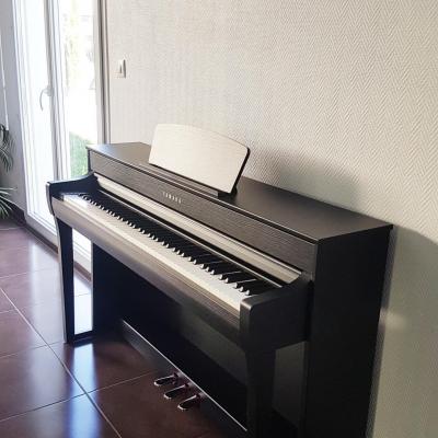 LOCATION-VENTE d'un piano YAMAHA Clavinova CLP745 clavier bois