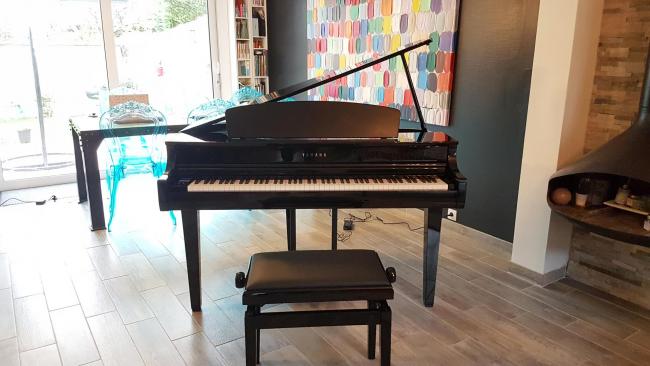 Pianos numériques finition noir ( Meuble )