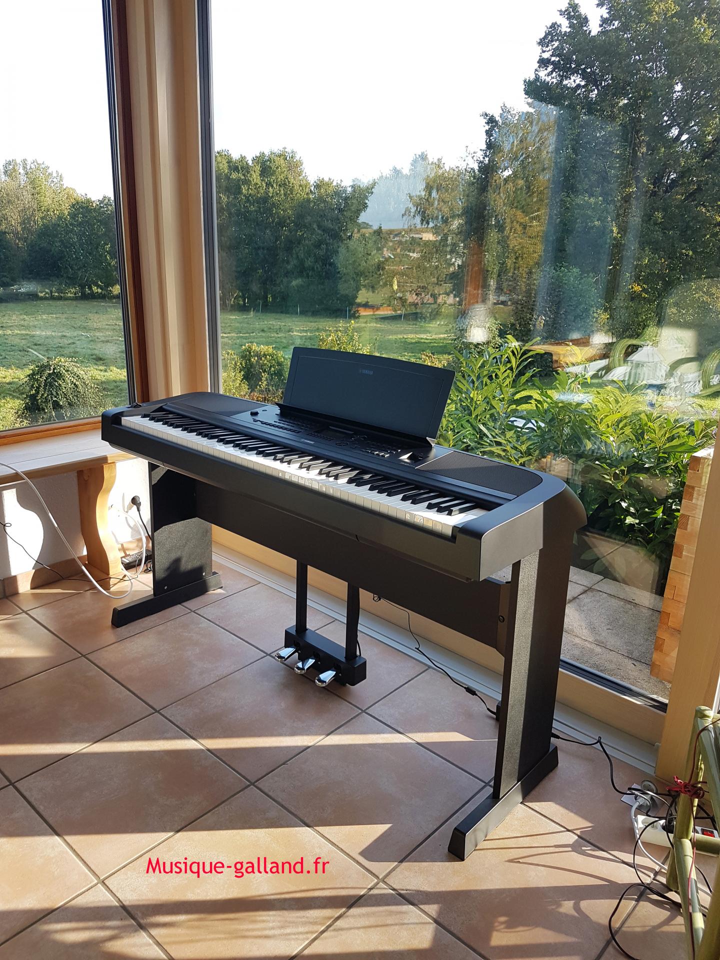 YAMAHA P-S500 : Le piano numérique Yamaha PS-500 + stand et pédalier