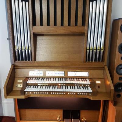 JOHANNUS ECCLESIA orgue d'Eglise T-150 chêne foncé (26 jeux)  Façade tuyaux