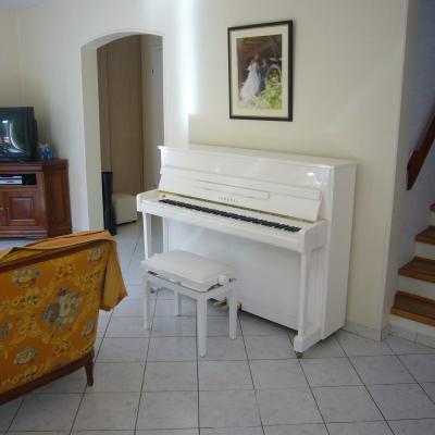 Disponible : Piano neuf YAMAHA B2e-SC2-BLANC 113cm SILENT